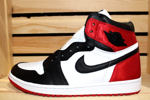 Air Jordan 1 Retro High Satin Black Toe
